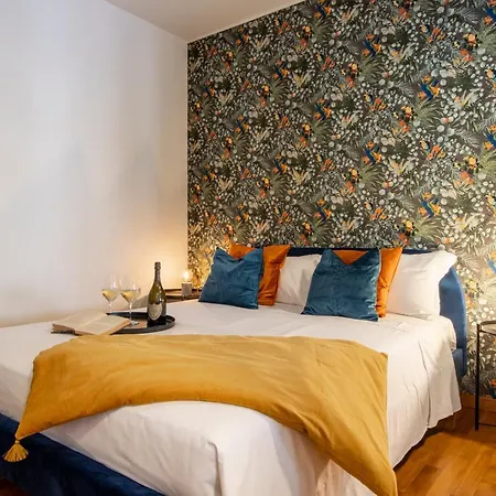 Apartment Bed & Books By Wonderful Italy Turin