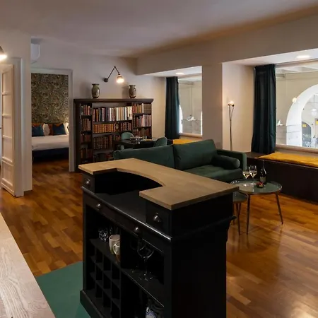 Bed & Books By Wonderful Italy